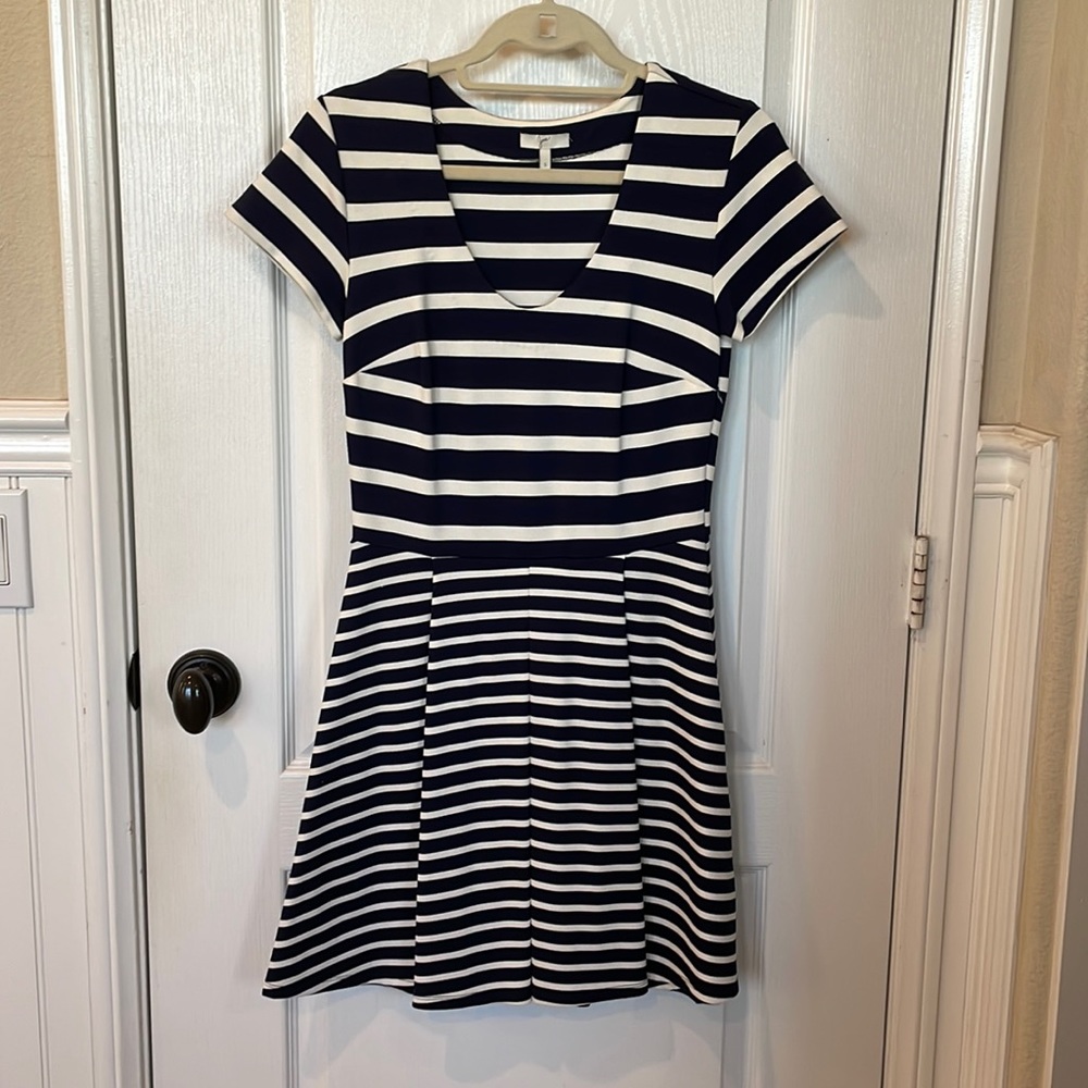Great fitting and flattering Joie dress. Perfect for casuals events/work!